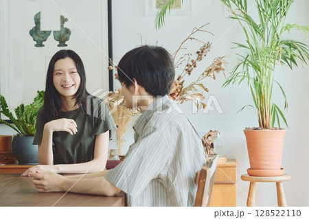 リビングでくつろぐ若い夫婦 128522110