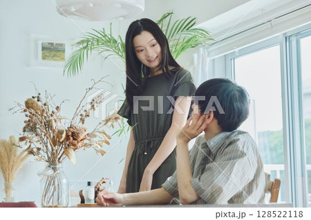 リビングでくつろぐ若い夫婦 128522118