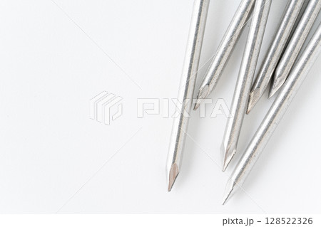 白背景に丸釘の先端のクローズアップ 128522326