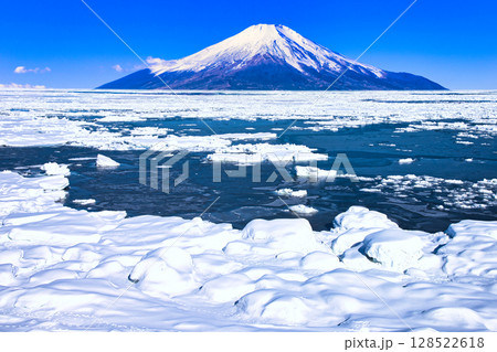 オホーツク海の流氷と富士山合成 128522618