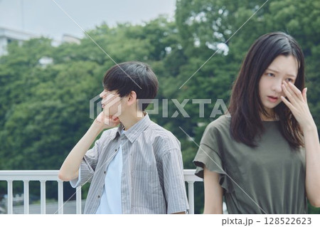 深刻な雰囲気のカップル 128522623