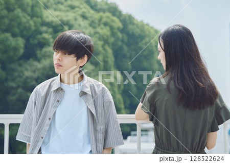 深刻な雰囲気のカップル 128522624