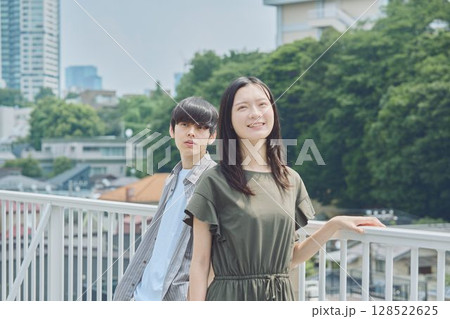 深刻な雰囲気のカップル 128522625