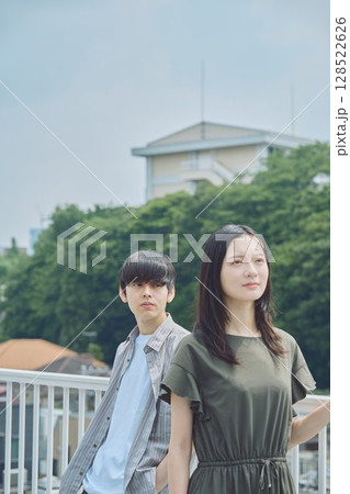 深刻な雰囲気のカップル 128522626