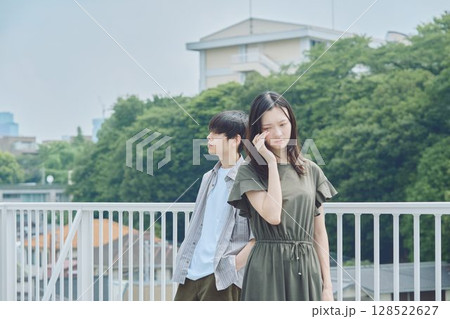 深刻な雰囲気のカップル 128522627