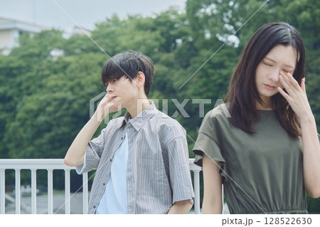 深刻な雰囲気のカップル 128522630