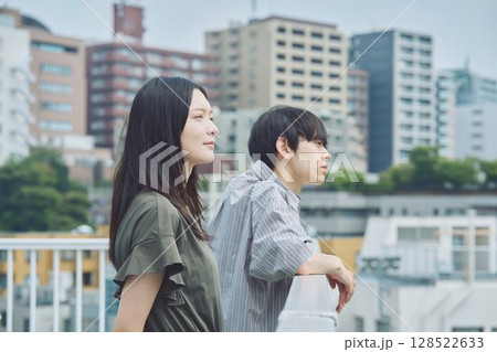 深刻な雰囲気のカップル 深刻な雰囲気のカップル 128522633