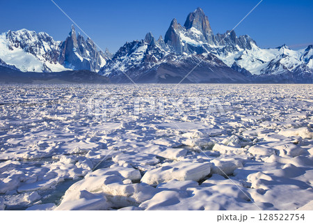 フィッツ・ロイ山とオホーツク海の流氷合成 128522754