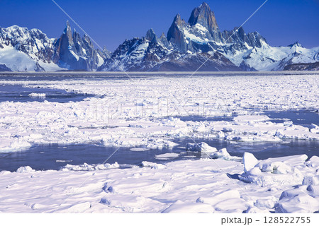 フィッツ・ロイ山とオホーツク海の流氷合成 128522755