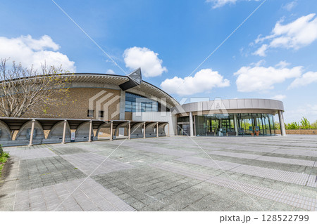 新潟県長岡市　晴天の新潟県立歴史博物館 128522799