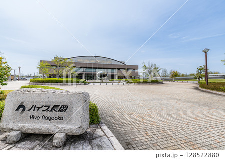 新潟県長岡市　ハイブ長岡（長岡産業交流会館） 128522880