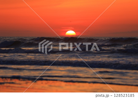 房総の海と朝焼け 房総の海と朝焼け 128523185