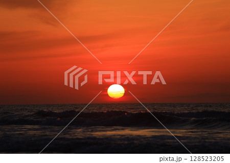房総の海と朝焼け 128523205