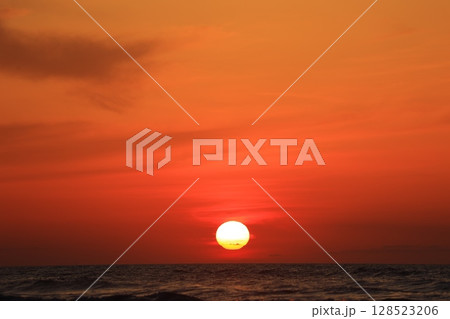 房総の海と朝焼け 128523206