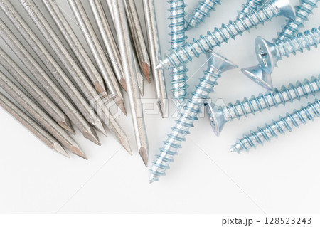 白背景に丸釘とタッピングねじのクローズアップ 128523243