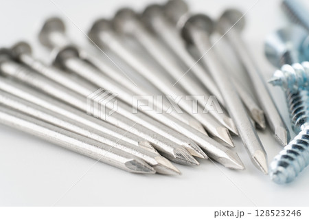 白背景に丸釘とタッピングねじのクローズアップ 128523246