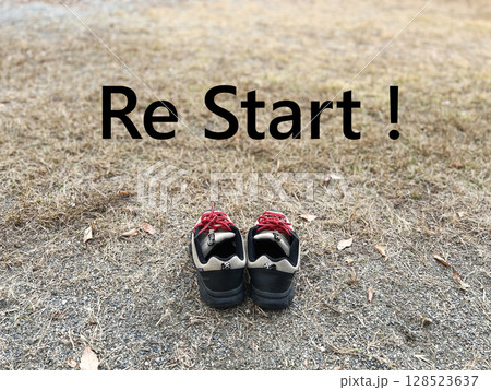 枯れ芝生の上に並べた運動靴とReStart!の文字 枯れ芝生の上に並べた運動靴とReStart!の文字 128523637