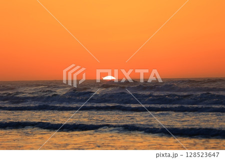 美しい海岸の朝日 128523647