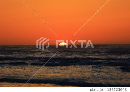 美しい海岸の朝日 128523648