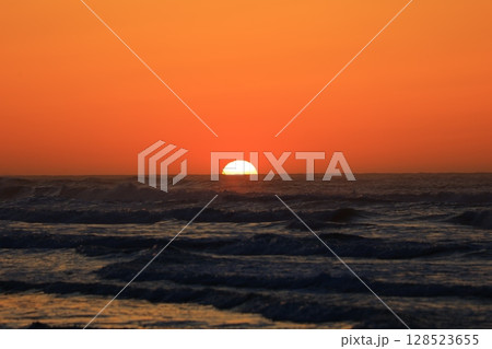 美しい海岸の朝日 美しい海岸の朝日 128523655