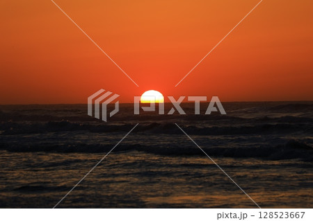 美しい海岸の朝日 美しい海岸の朝日 128523667