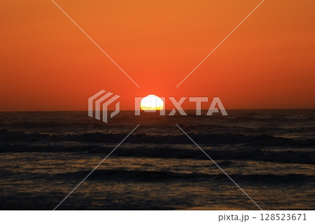 美しい海岸の朝日 128523671