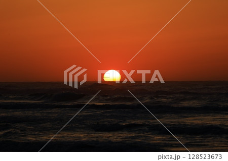 美しい海岸の朝日 128523673