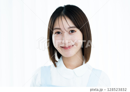 歯の模型を持つ歯科スタッフの女性 歯の模型を持つ歯科スタッフの女性 128523832