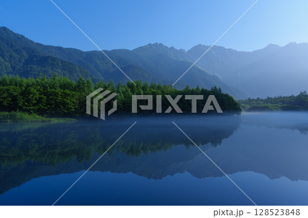 7月の上高地　大正池から観た穂高連峰 128523848