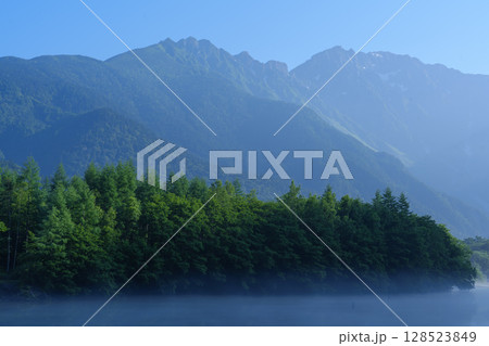 7月の上高地　大正池から観た穂高連峰 128523849