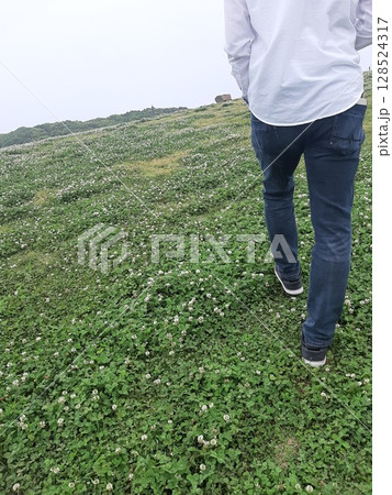 芝生を歩く男性の後ろ姿　後ろ姿 128524317