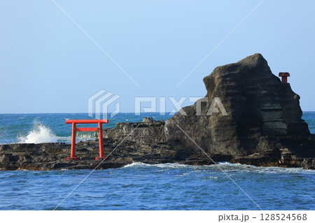 赤い鳥居と青い海 赤い鳥居と青い海 128524568