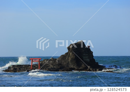 赤い鳥居と青い海 赤い鳥居と青い海 128524573