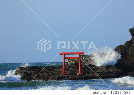 赤い鳥居と青い海 赤い鳥居と青い海 128524585
