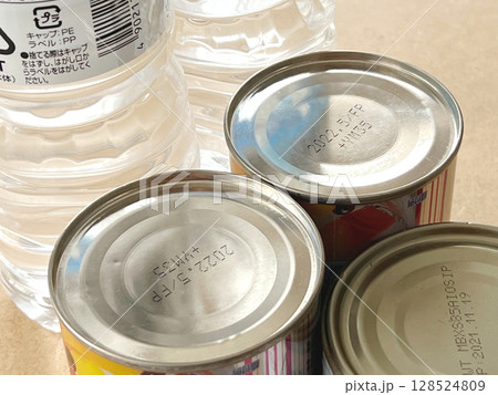 水のペットボトル2本と缶詰3つ 128524809