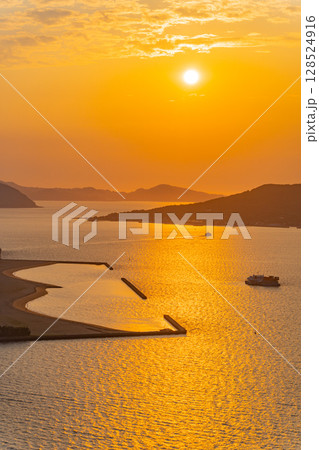 (福岡県)福岡タワーから眺める博多湾夕景 (福岡県)福岡タワーから眺める博多湾夕景 128524916