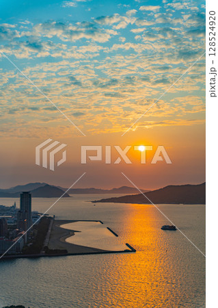 (福岡県)福岡タワーから眺める博多湾夕景 (福岡県)福岡タワーから眺める博多湾夕景 128524920