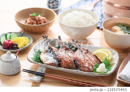 あじ味醂干しとご飯の和朝食　湯気立つ日本の食卓 128525463