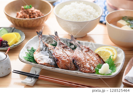 あじ味醂干しとご飯の和朝食 湯気立つ日本の食卓 あじ味醂干しとご飯の和朝食 湯気立つ日本の食卓 128525464