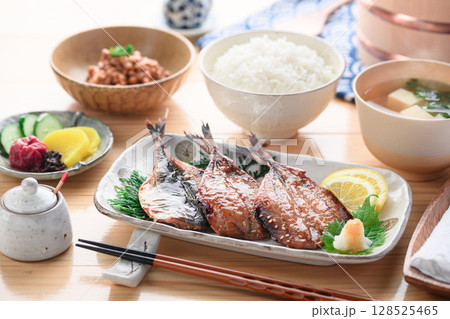 あじ味醂干しとご飯の和朝食　湯気立つ日本の食卓 128525465