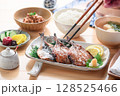 あじ味醂干しとご飯の和朝食　湯気立つ日本の食卓 128525466