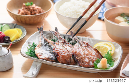 あじ味醂干しとご飯の和朝食 湯気立つ日本の食卓 あじ味醂干しとご飯の和朝食 湯気立つ日本の食卓 128525467