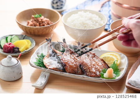 あじ味醂干しとご飯の和朝食　湯気立つ日本の食卓 128525468