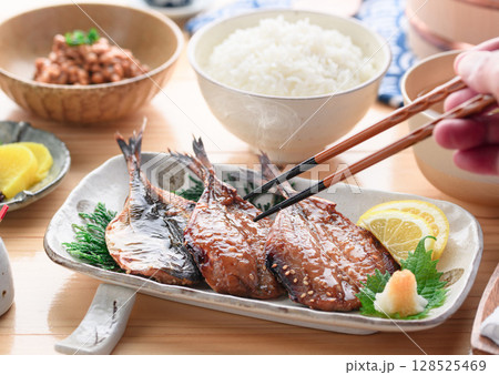 あじ味醂干しとご飯の和朝食　湯気立つ日本の食卓 128525469