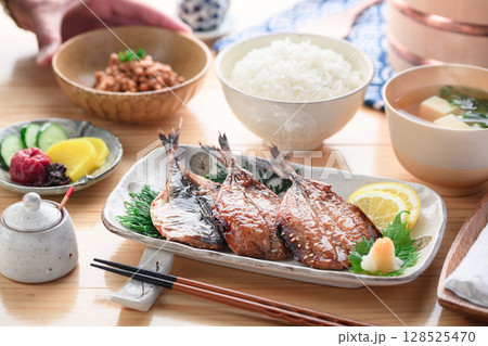 あじ味醂干しとご飯の和朝食　湯気立つ日本の食卓 128525470