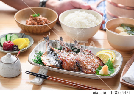 あじ味醂干しとご飯の和朝食　湯気立つ日本の食卓 128525471