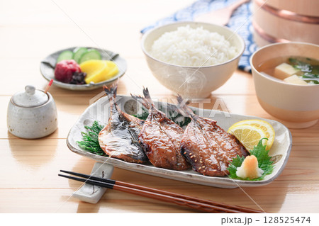 あじ味醂干しとご飯の和朝食　湯気立つ日本の食卓 128525474
