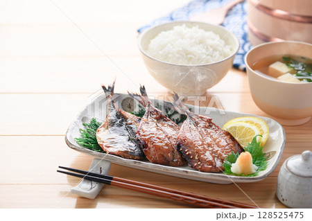 あじ味醂干しとご飯の和朝食　湯気立つ日本の食卓 128525475