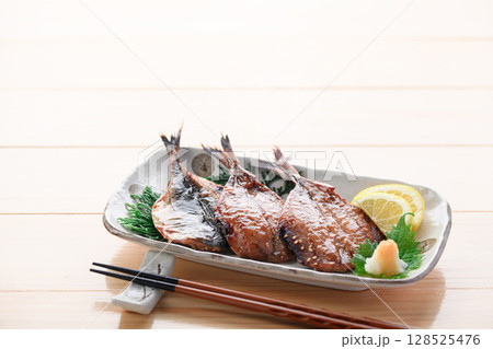 あじ味醂干しとご飯の和朝食 湯気立つ日本の食卓 あじ味醂干しとご飯の和朝食 湯気立つ日本の食卓 128525476