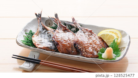 あじ味醂干しとご飯の和朝食 湯気立つ日本の食卓 あじ味醂干しとご飯の和朝食 湯気立つ日本の食卓 128525477